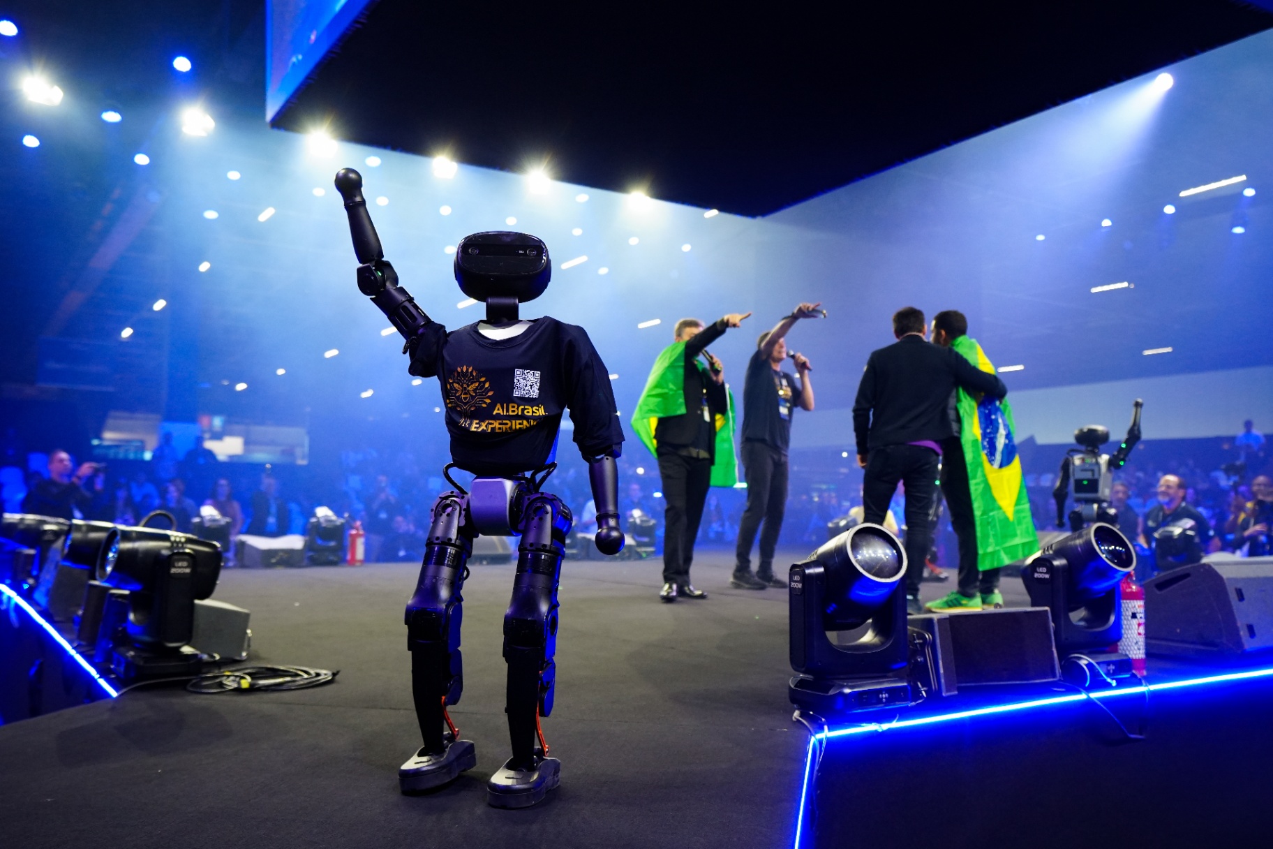 Robô humanoide no palco AI Brasil
